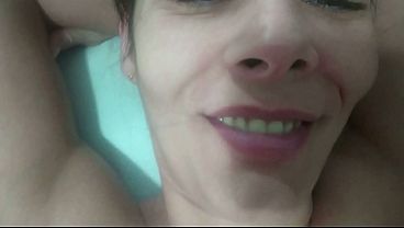 Achei no celular do meu pai um vídeo dele fodendo minha madrasta ,confesso que fiquei com o maior tesão vendo a vadia gostosa e gememdo no pau dele